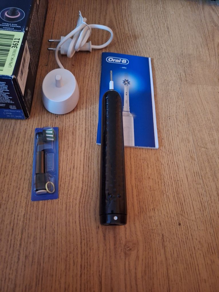 Szczoteczka elektryczna Oral-B Pro Series 3 Black powystawowa