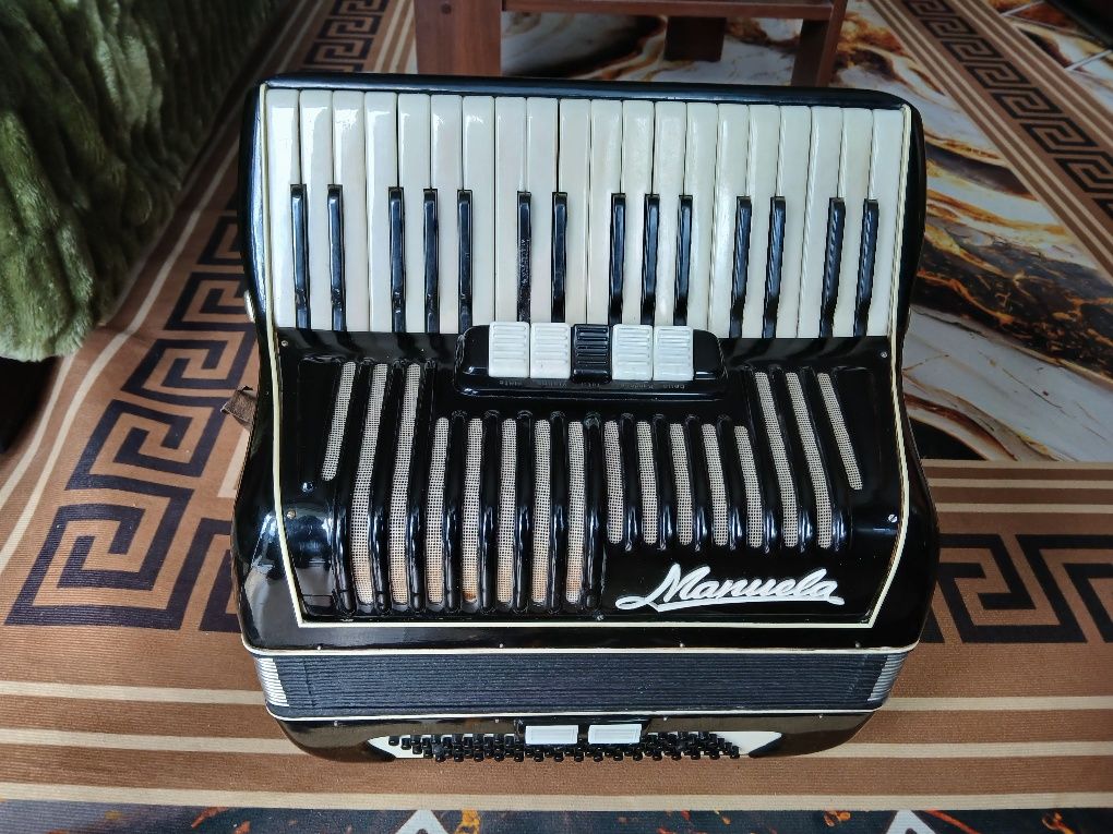 Akordeon 80 basów.