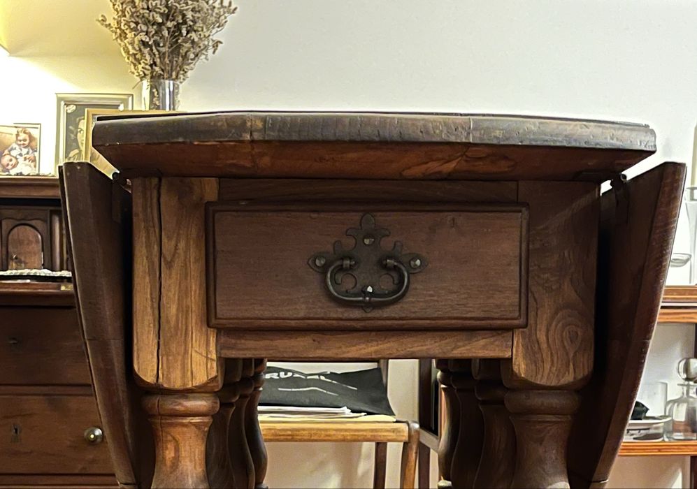Mesa antiga em madeira maciça
