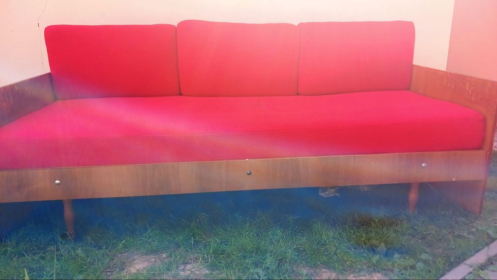 Тахта у хорошому стані.