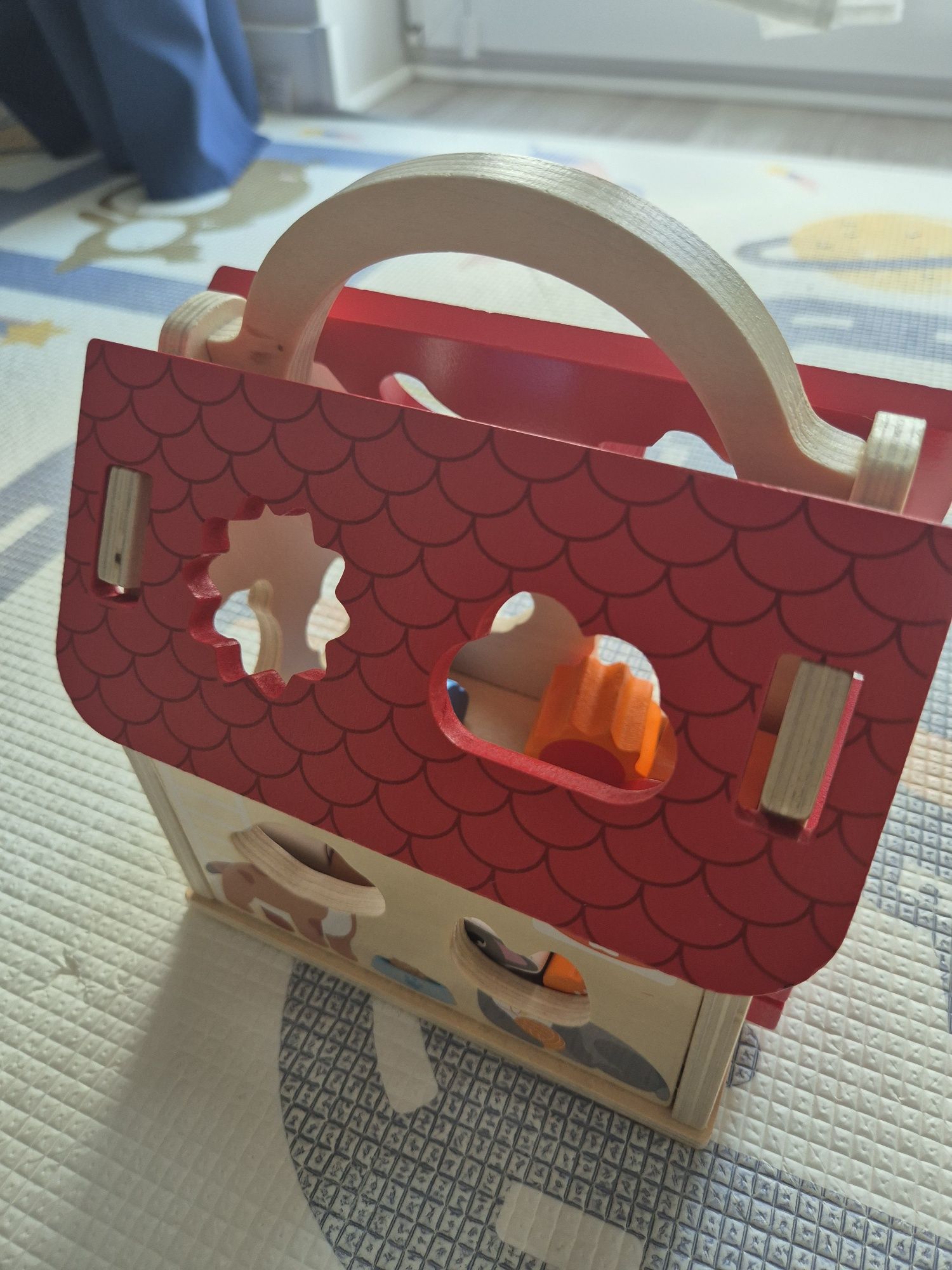 Drewniany domek sorter
