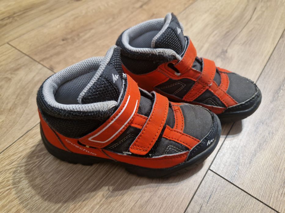 Buty trekkingowe Quechua roz. 27 czarno czerwone
Stan dobry, widoczn