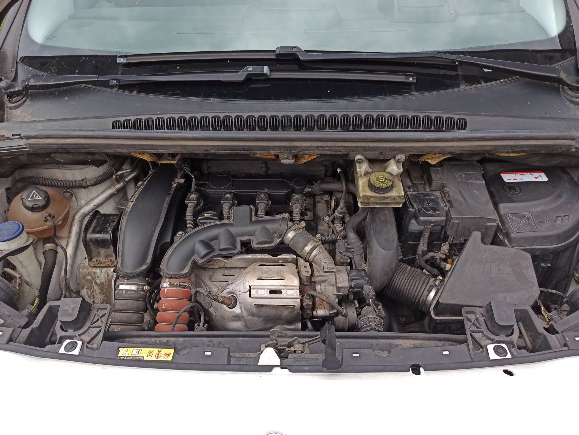 PEUGEOT 5008 Allure 2015 1.6 THP