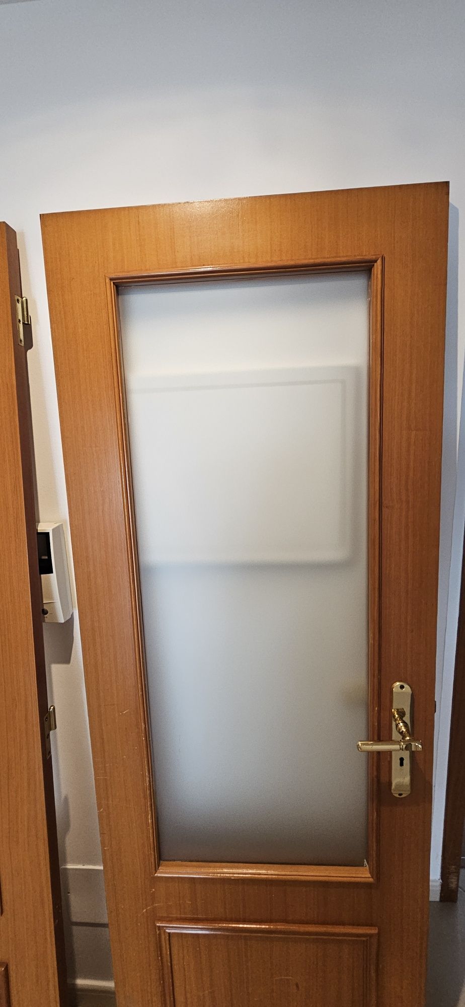 2 Portas com aros.