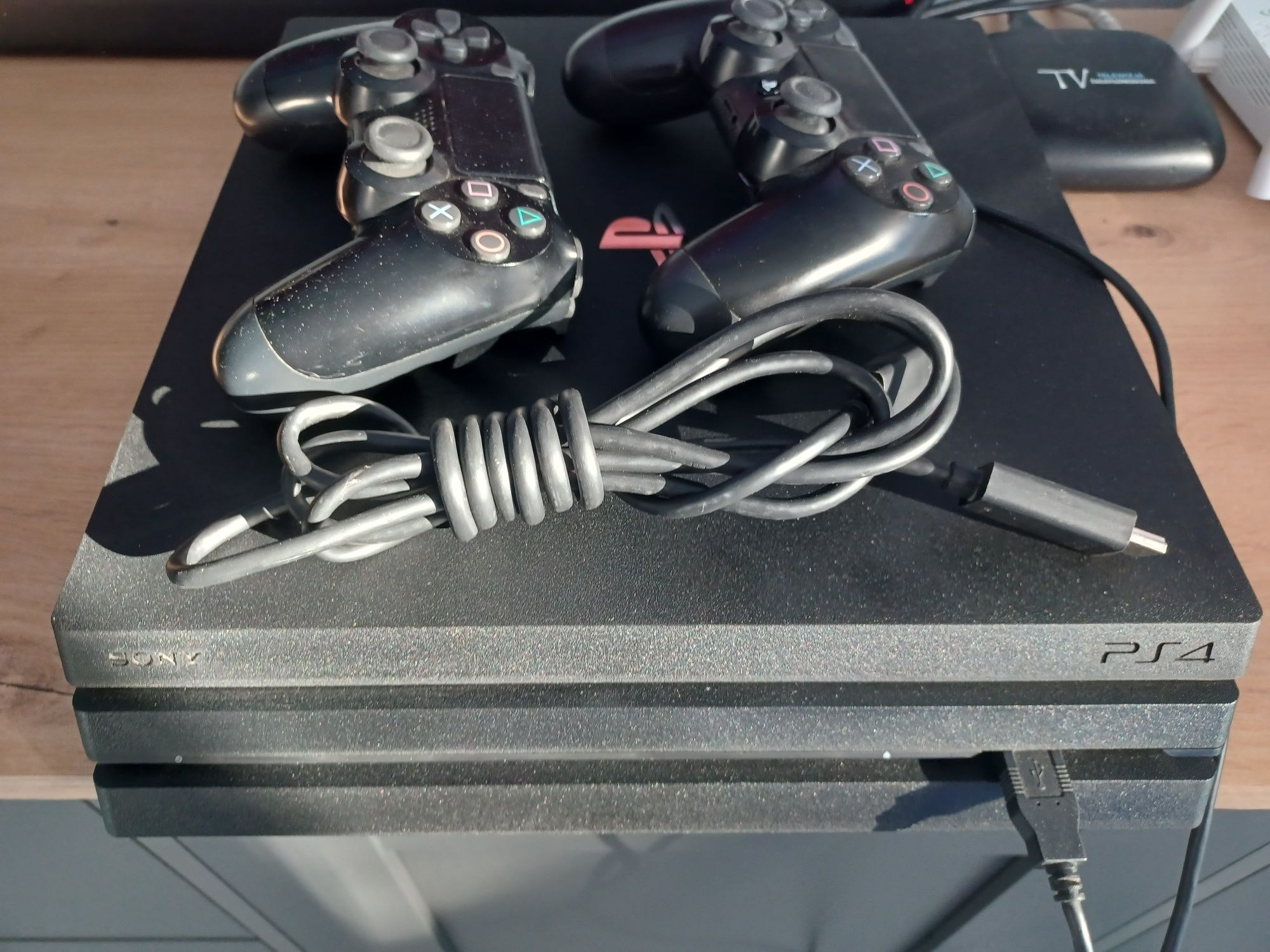 Ps 4 pro 1 TB cuh-7116 cały zestaw