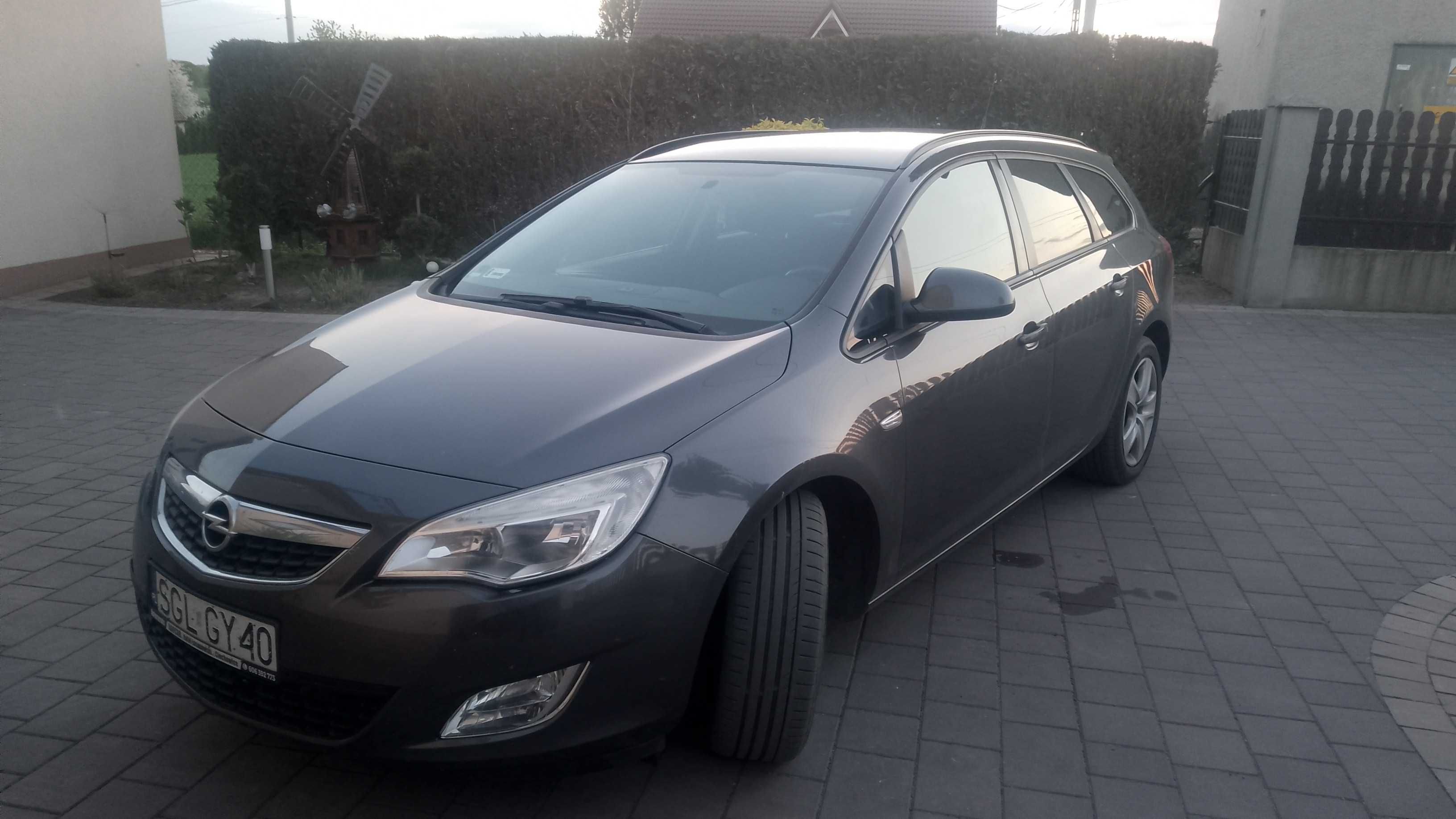 samochód osobowy Opel Astra J kombi 1.7 diesel