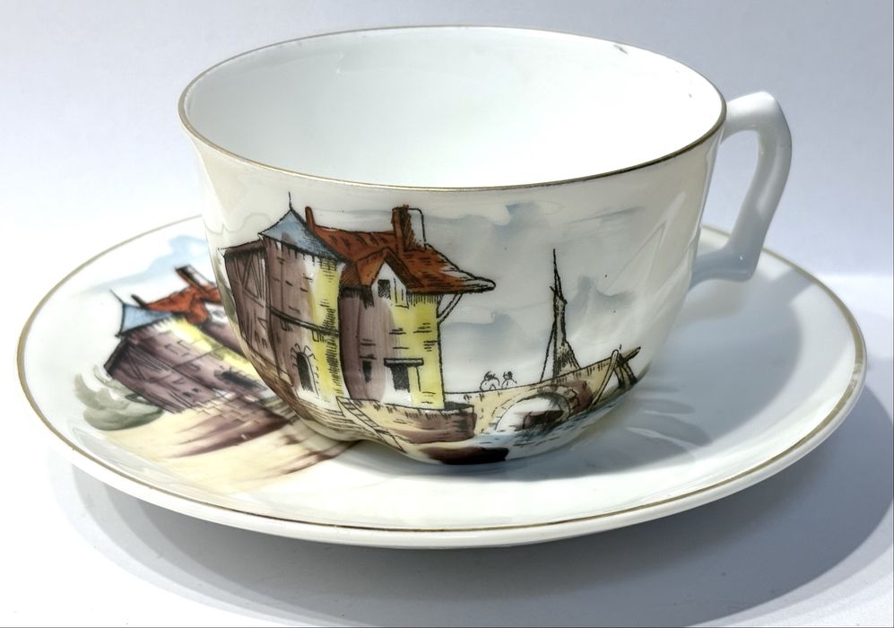 Antiga chávena com pires em porcelana Vista Alegre pintadas à mão