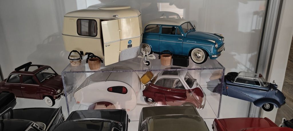 Kolekcja modeli aut 1/18 AutoArt, Revel