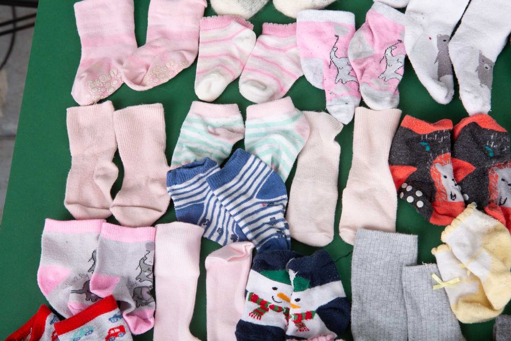 33 pary małych skarpetek dla niemowląt