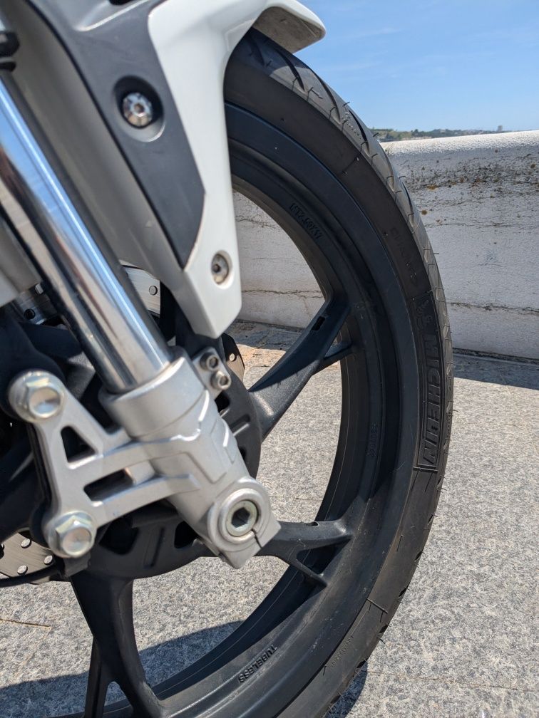 Mota Benelli BN 125 com pneus Michelin
