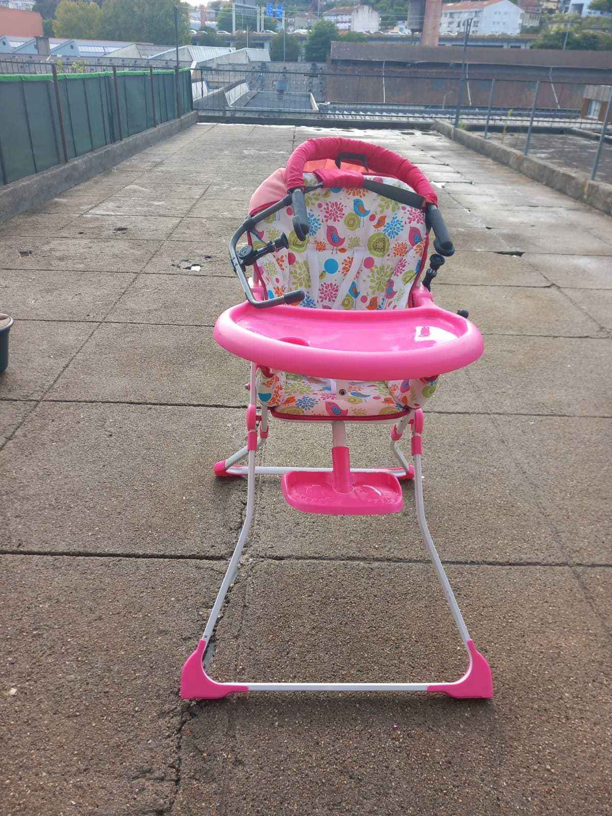 Cadeira de bebê e cadeira de mesa para comer