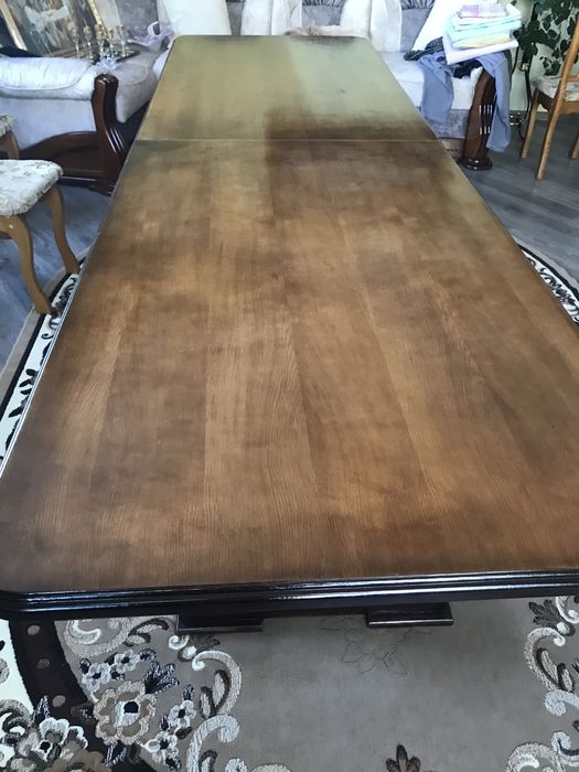 Стіл для вітальні