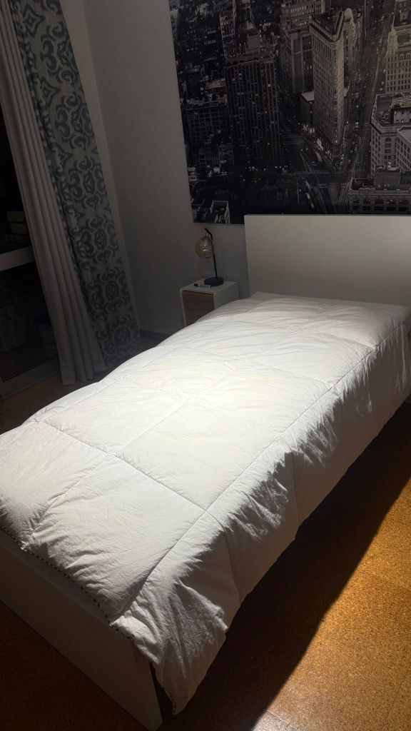 Cama com mesas de cabeceira e candeeiros
