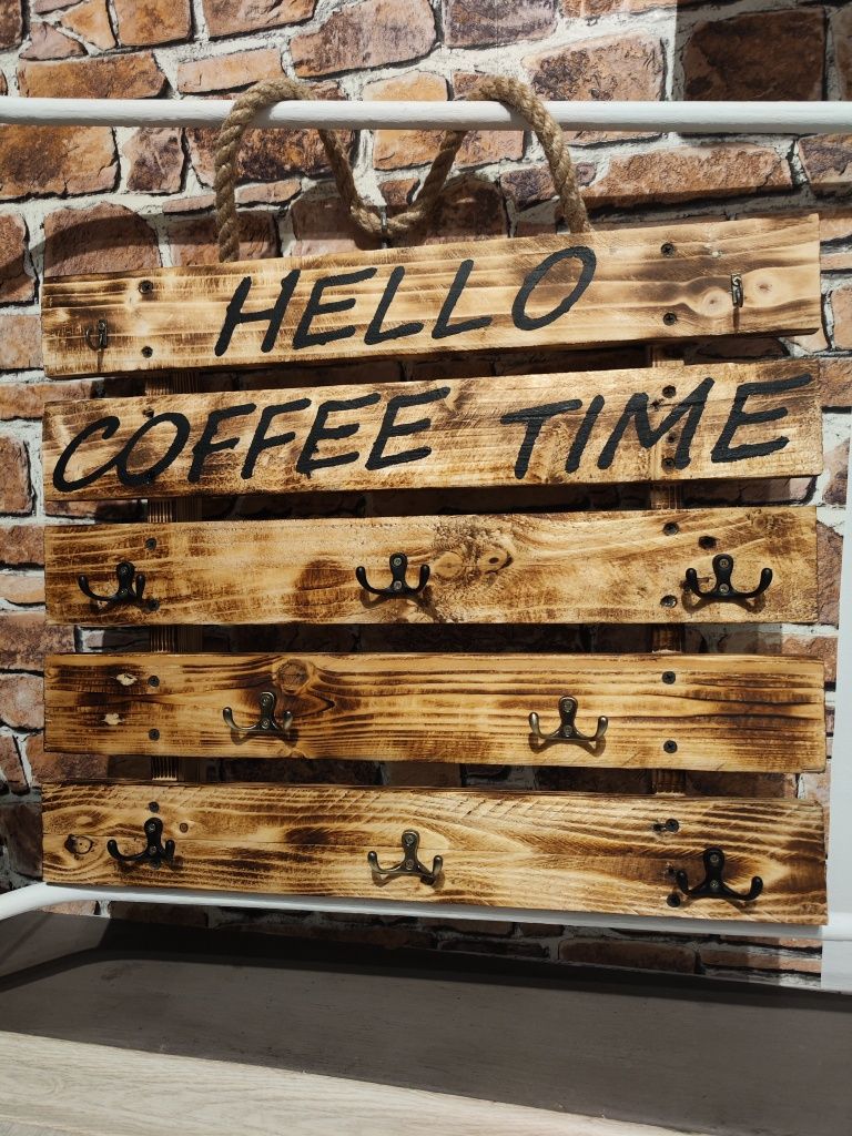 Drewniany wieszak hello coffee timee