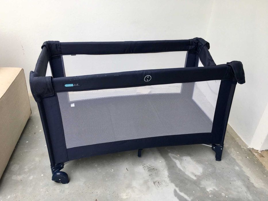 Lote de cadeiras e berço para criança