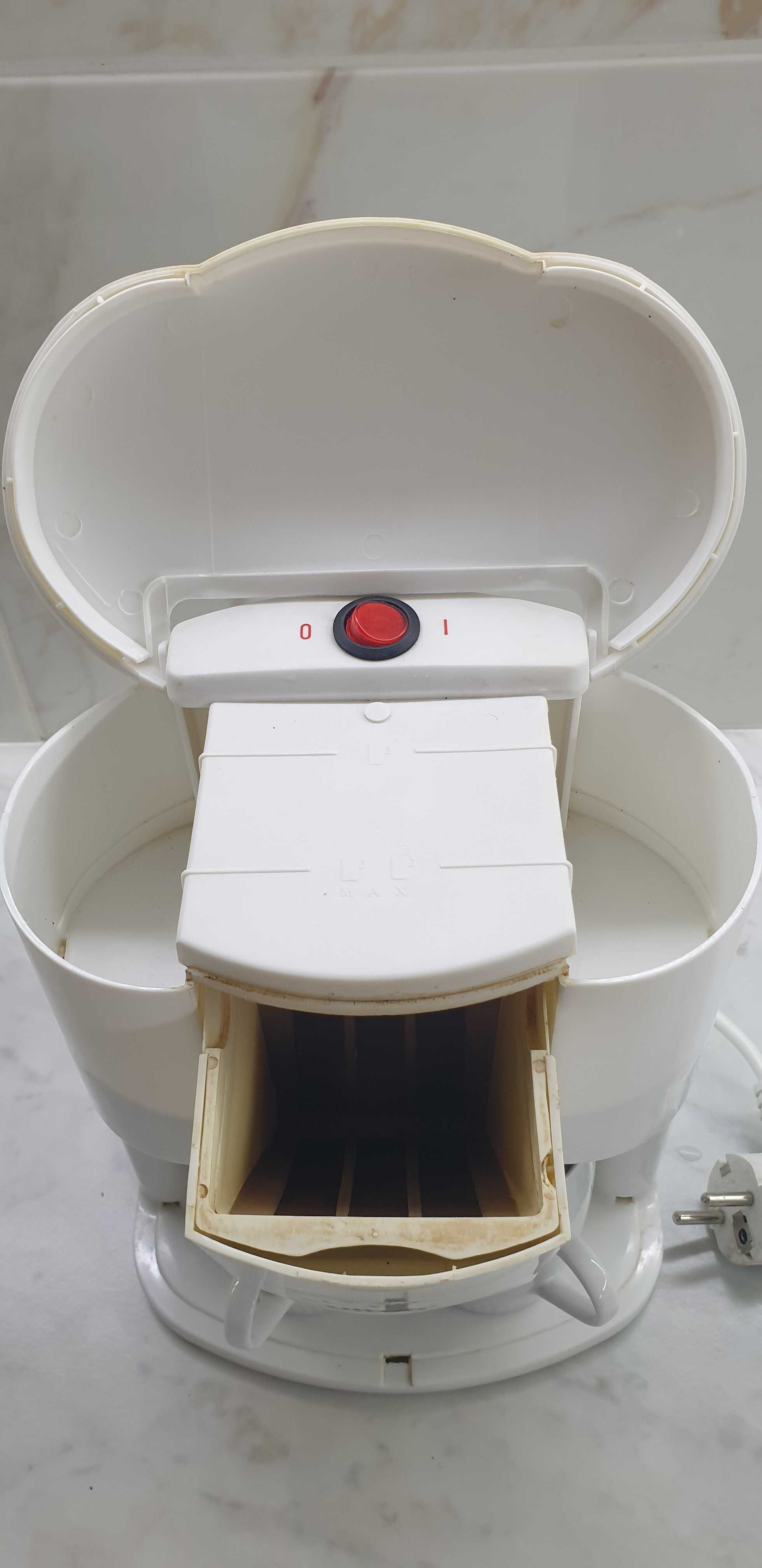 Кофеварка капельная Vitek VT-1503 BK с чашками
