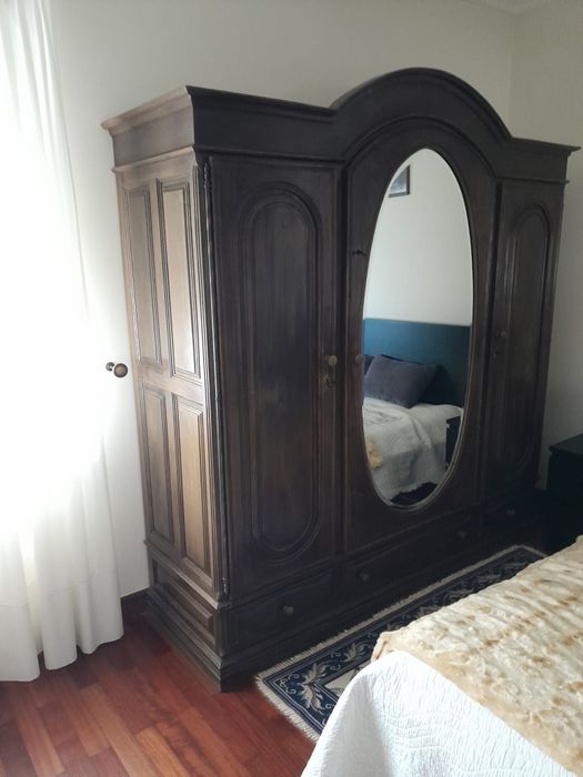 Vendo móveis de castanho maciço em bom estado.