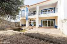 Moradia T3+1 com dois salões, piscina e vista para a Barragem da Vigia