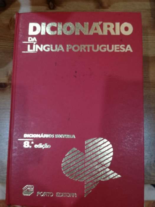 Dicionários de português, inglês e francês