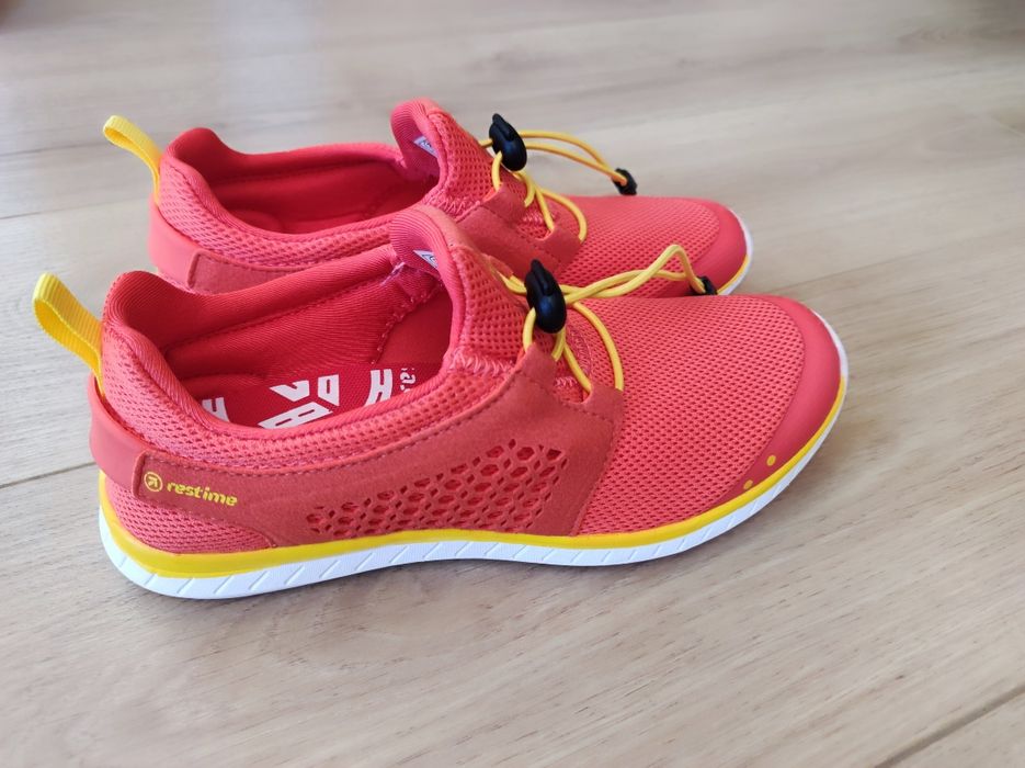 Нові кросівки Restime, ультралегкі