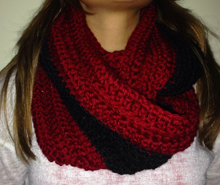 Gola artesanal muito gira bicolor, em lã de excelente qualidade. Nova