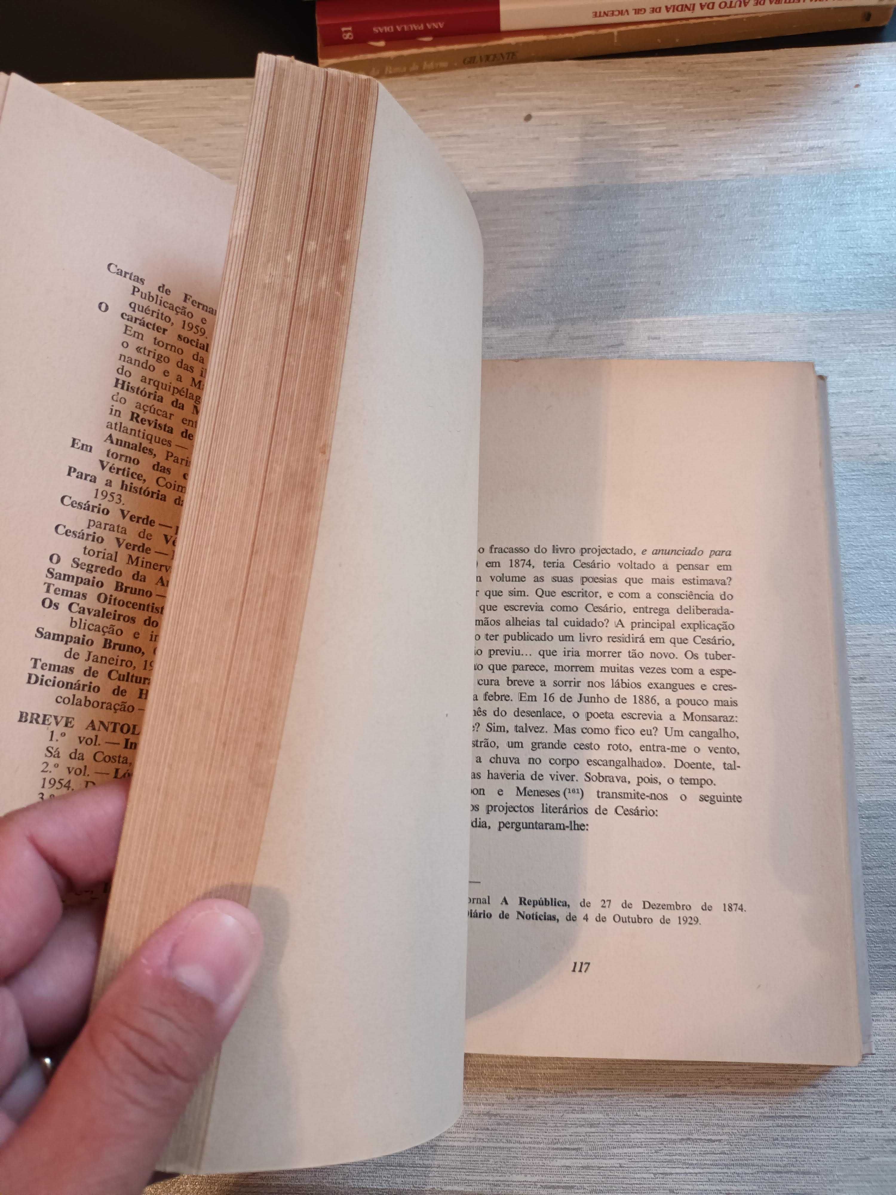 Livros obra Eça de Queiroz e Cesário Verde