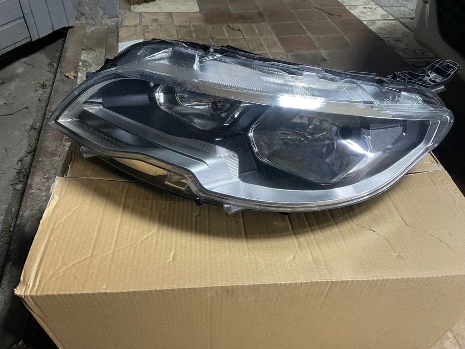 Продам оригінальна фару на Пежо 301