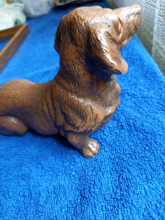 Figurka jamnika. Realistyczna