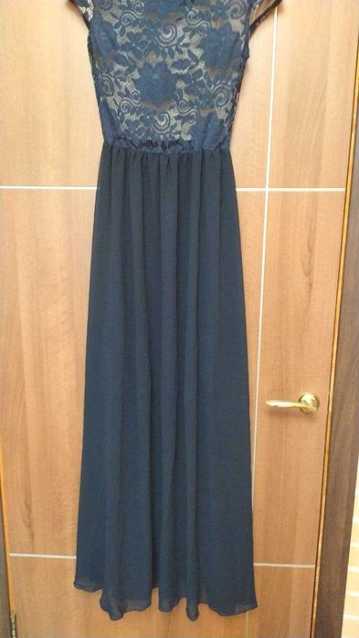 Вечірня сукня з мережива та шифону темно-синього кольору