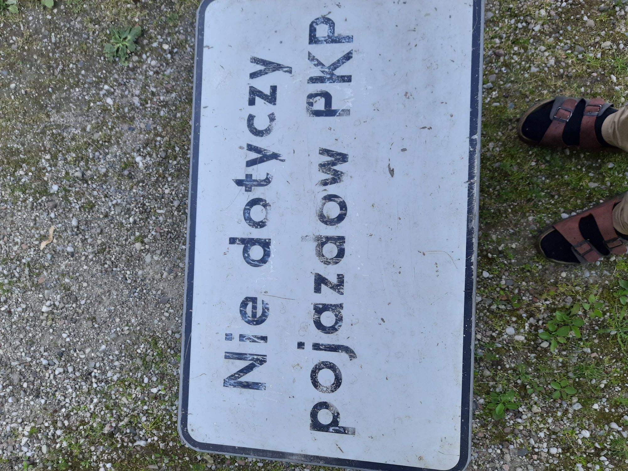Zabytkowa tablica informacyjna.