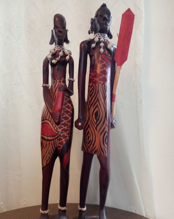 Estatuetas em madeira, esculpidas à mão, casal africano