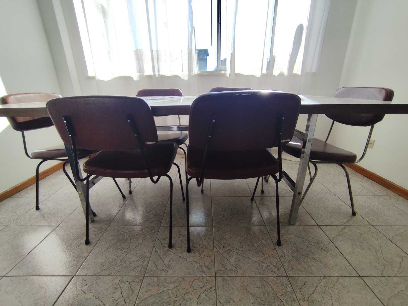 Mesa de jantar + 8 cadeiras