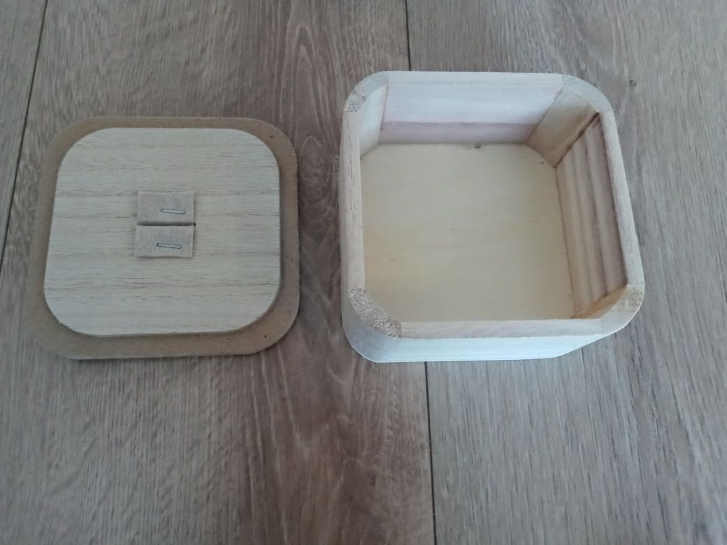 Drewniane pudełko organizer na biżuterię