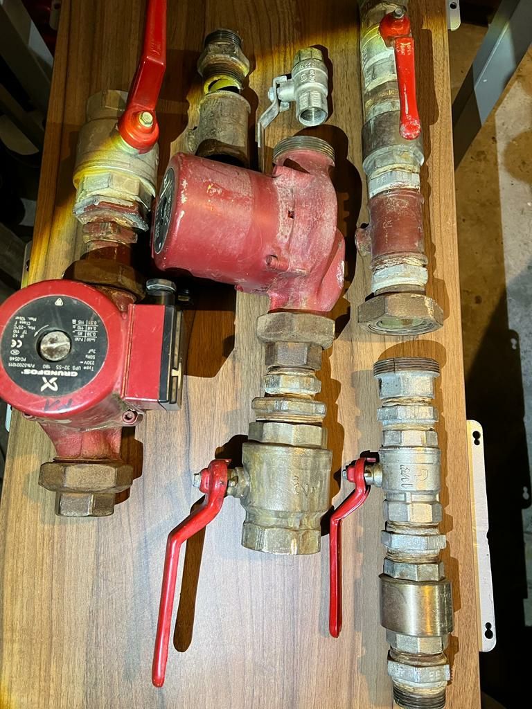 Pompy grundfos UPS 32-55   180, zawory 1 1/4", 2"