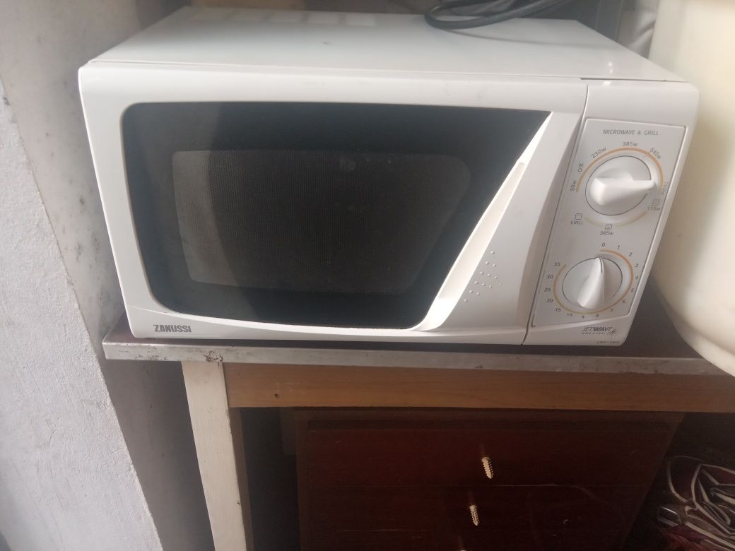 Микроволновая печь Zanussi с функцией гриль.