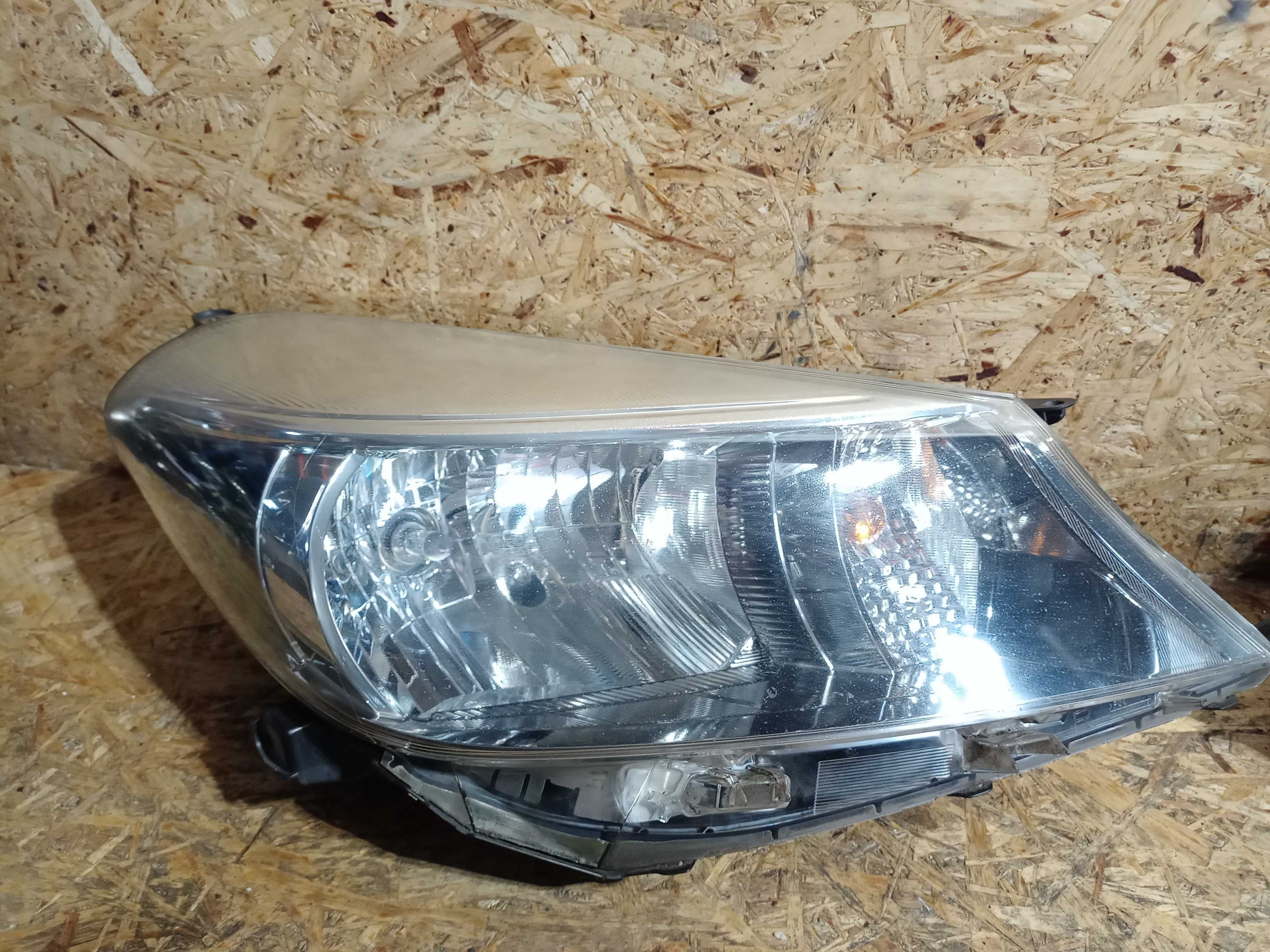 Toyota Yaris 3 III lampa przód przednia prawa lewa oryginał Angliki