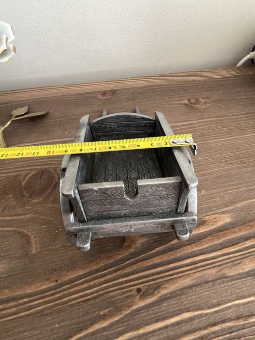 Dekoracyjna metalowa mini taczka – rustykalny styl vintage