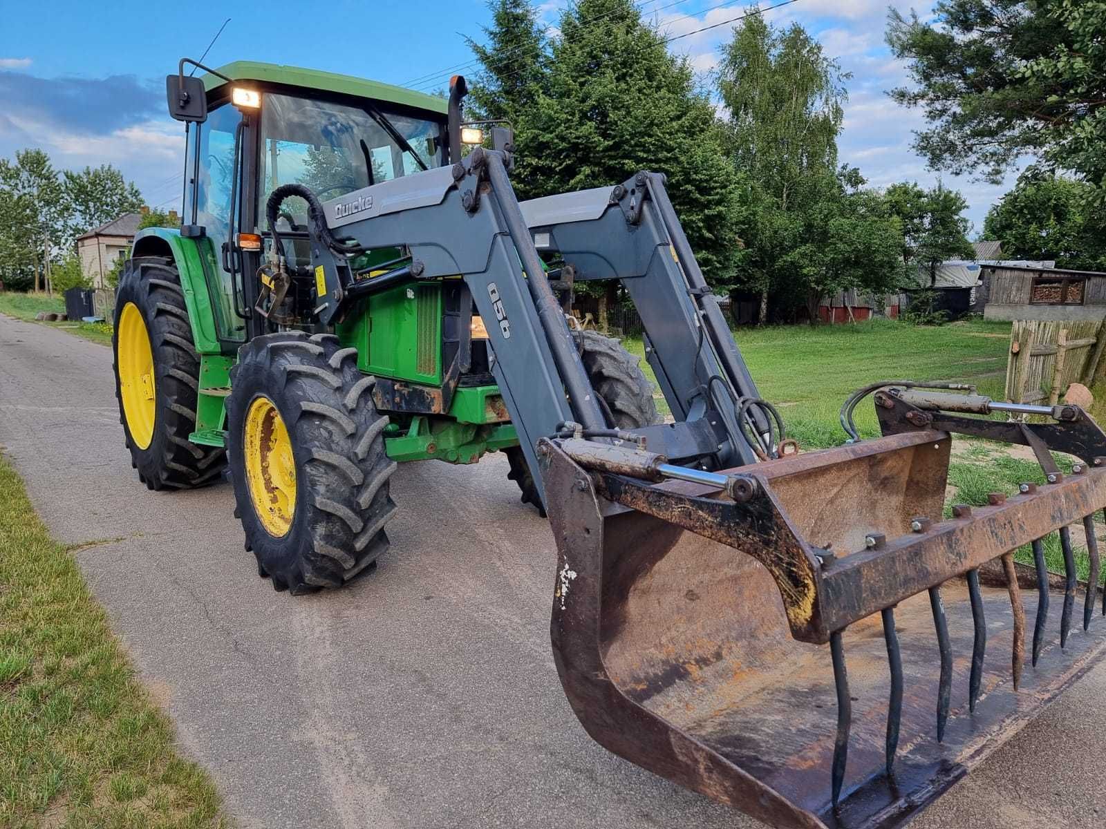 Ciągnik John Deere 6210.