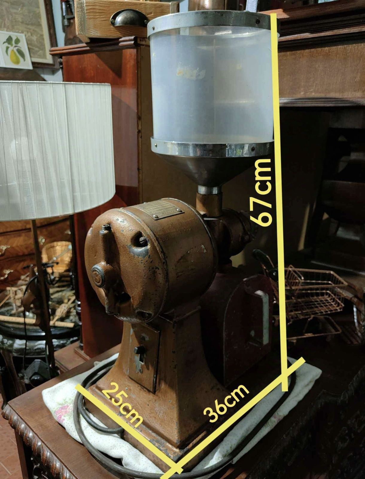 Moinho de café antigo a funcionar