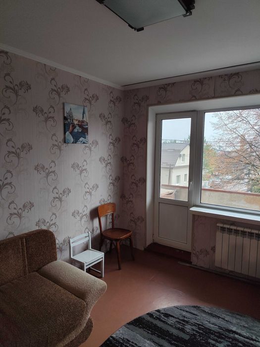 Продаж квартири на середньому поверсі