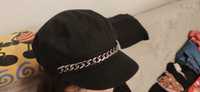 Czarna czapka z daszkiem z modnym detalem