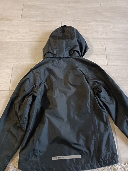 Kurtka dziecięca wiatrówka 152 on the peak