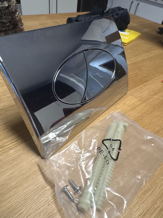 Placa de autoclismo com sistema de acionamento