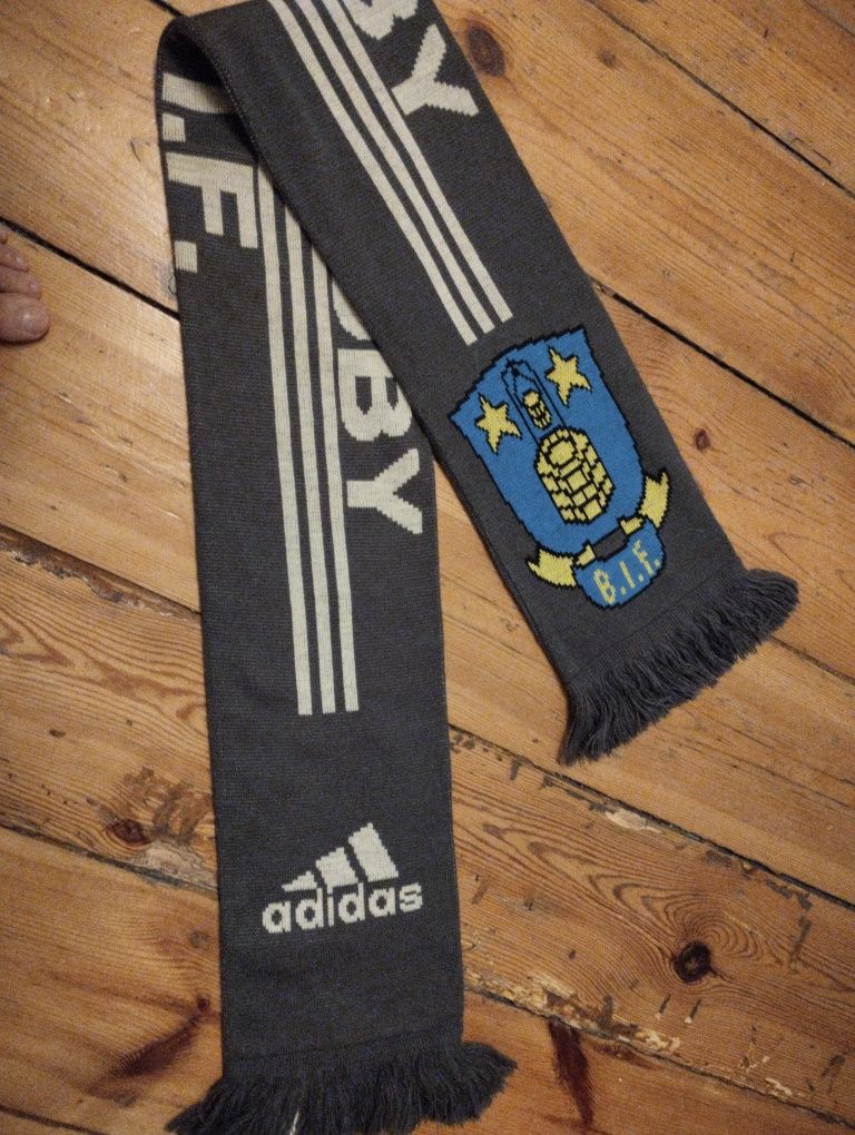 Szalik klubu piłkarskiego Brondby IF Adidas