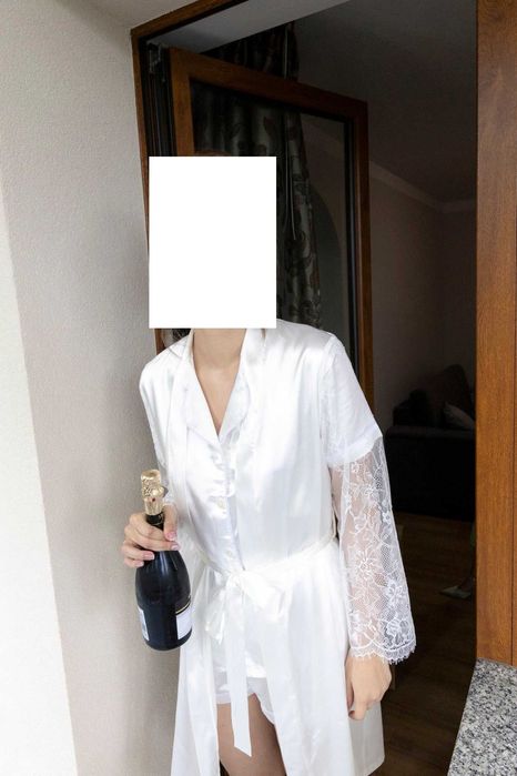 Szlafrok z wyszywanym napisem Bride i pasująca biała piżamka