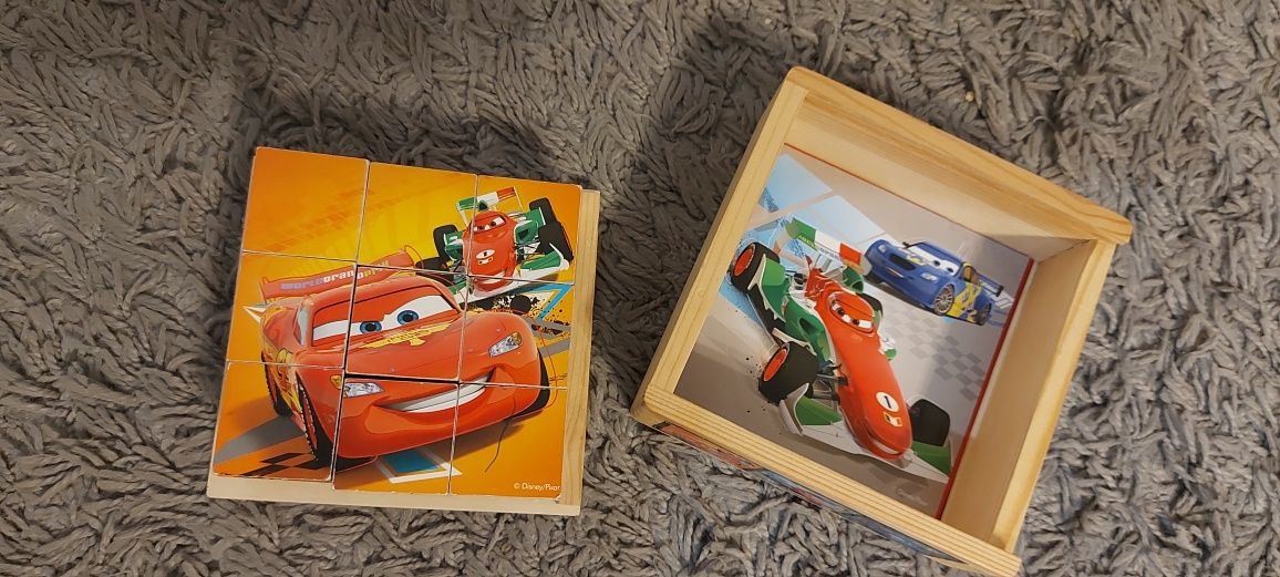 Drewnie klocki w pudełku z obrazkami Cars