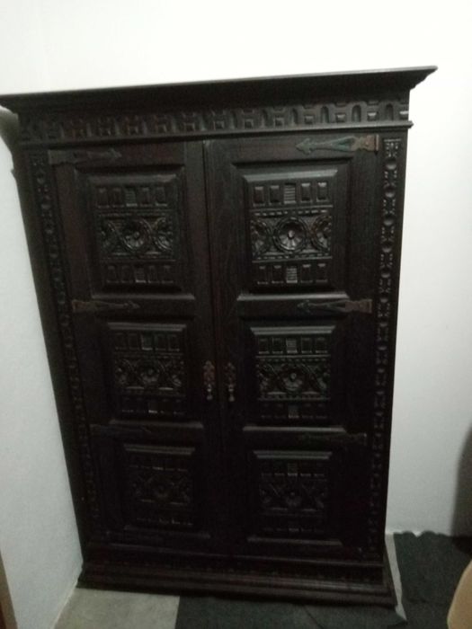 móvel de madeira exótica