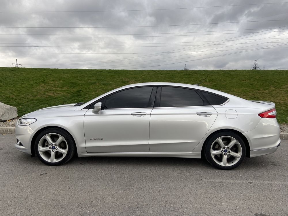 Ford fusion hybrid se