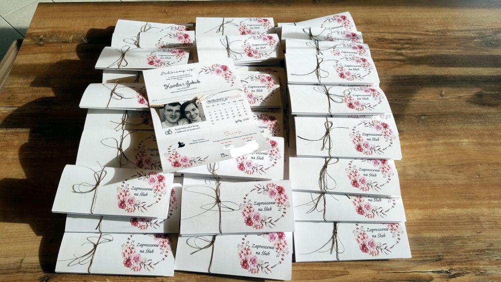 Zaproszenia ślubne ze zdjęciem, spinaczami, kwiaty