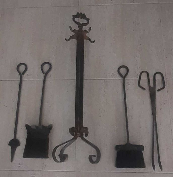 Cesto para lenha em metal (latão)+suporte de limpeza.
